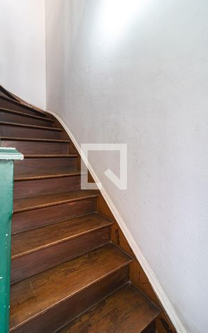 Casa à venda com 160m², 7 quartos e sem vaga Casa à venda com 160m², 7 quartos e sem vagaEscada