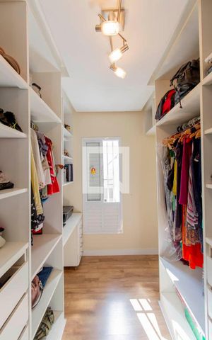 Casa de condomínio à venda com 98m², 2 quartos e 2 vagas Casa de condomínio à venda com 98m², 2 quartos e 2 vagasCloset