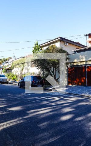 Casa de condomínio para alugar com 150m², 3 quartos e 4 vagas Casa de condomínio para alugar com 150m², 3 quartos e 4 vagasFachada da casa e rua
