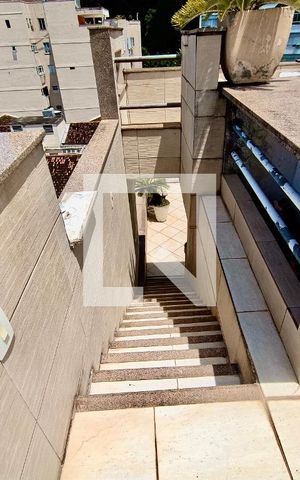 Apartamento à venda com 280m², 3 quartos e 1 vaga Apartamento à venda com 280m², 3 quartos e 1 vagaEscada