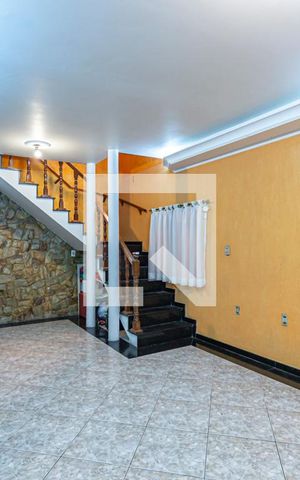 Casa à venda com 240m², 4 quartos e 2 vagas Casa à venda com 240m², 4 quartos e 2 vagasSala