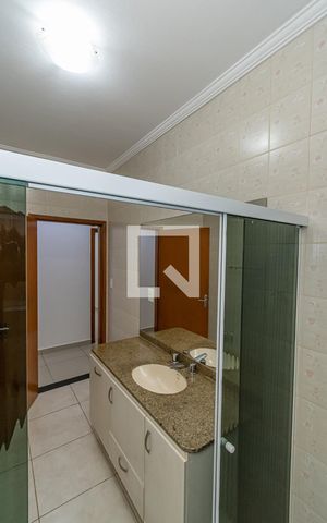 Casa à venda com 235m², 2 quartos e 2 vagas Casa à venda com 235m², 2 quartos e 2 vagasBanheiro Corredor