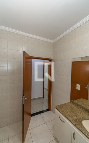 Casa à venda com 235m², 2 quartos e 2 vagas Casa à venda com 235m², 2 quartos e 2 vagasBanheiro Corredor