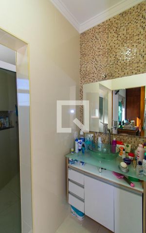 Casa para alugar com 315m², 3 quartos e 6 vagas Casa para alugar com 315m², 3 quartos e 6 vagasBanheiro da Suíte 1
