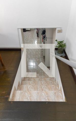 Casa à venda com 170m², 3 quartos e 2 vagas Casa à venda com 170m², 3 quartos e 2 vagasEscada