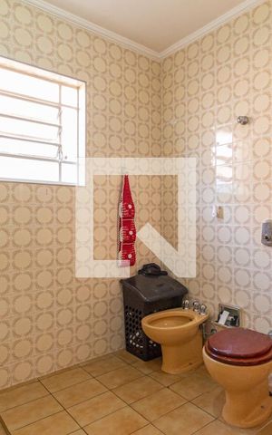 Casa à venda com 207m², 5 quartos e 3 vagasBanheiro da suíte