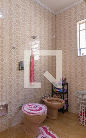 Casa à venda com 207m², 5 quartos e 3 vagasBanheiro 