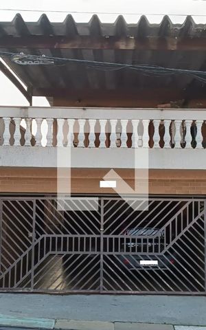 Casa à venda com 195m², 3 quartos e 2 vagas Casa à venda com 195m², 3 quartos e 2 vagasFachada da Casa