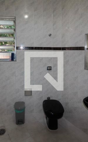 Casa à venda com 305m², 6 quartos e 7 vagasPiso 1: Banheiro 2