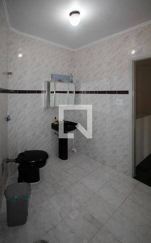 Casa à venda com 305m², 6 quartos e 7 vagasPiso 1: Banheiro 2