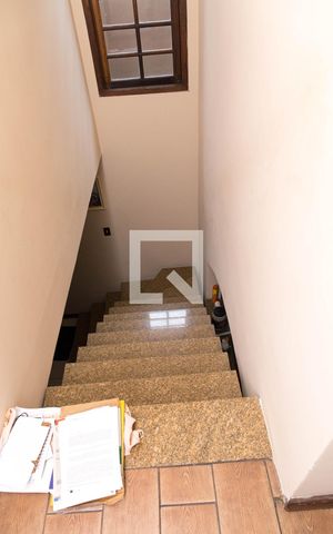Casa à venda com 330m², 3 quartos e 3 vagasEscada