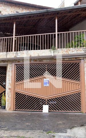 Casa à venda com 330m², 3 quartos e 3 vagasFachada