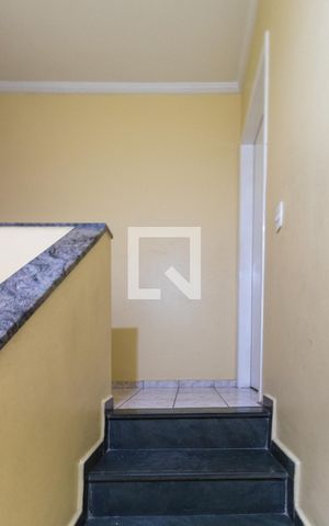 Casa à venda com 106m², 2 quartos e 1 vaga Casa à venda com 106m², 2 quartos e 1 vagaEscada