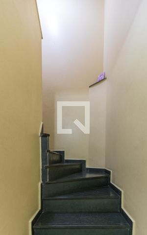 Casa à venda com 106m², 2 quartos e 1 vaga Casa à venda com 106m², 2 quartos e 1 vagaEscada