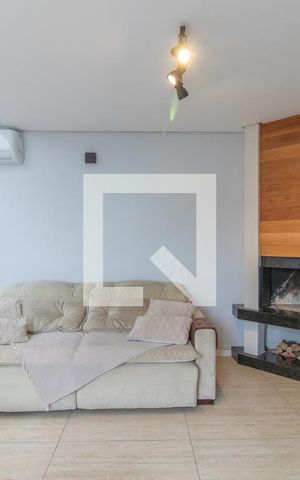 Casa à venda com 180m², 3 quartos e 2 vagas Casa à venda com 180m², 3 quartos e 2 vagasSala