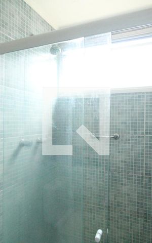 Apartamento à venda com 300m², 5 quartos e 3 vagasBanheiro social - Adaptado com barra de ferro na parede 