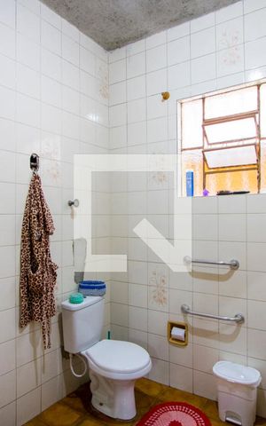 Casa à venda com 144m², 2 quartos e 2 vagas Casa à venda com 144m², 2 quartos e 2 vagasBanheiro