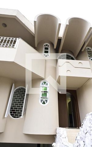 Casa à venda com 503m², 6 quartos e 5 vagas Casa à venda com 503m², 6 quartos e 5 vagasFachada