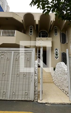 Casa à venda com 503m², 6 quartos e 5 vagas Casa à venda com 503m², 6 quartos e 5 vagasFachada