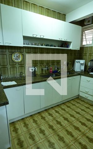 Casa à venda com 503m², 6 quartos e 5 vagas Casa à venda com 503m², 6 quartos e 5 vagasCozinha