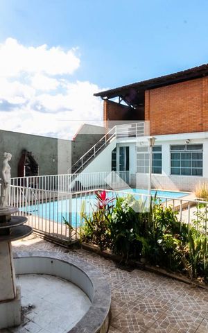 Casa à venda com 710m², 4 quartos e 10 vagas Casa à venda com 710m², 4 quartos e 10 vagasPiscina