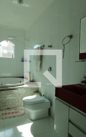 Casa à venda com 300m², 3 quartos e 8 vagasBanheiro da Suite 1