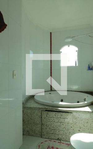 Casa à venda com 300m², 3 quartos e 8 vagasBanheiro da Suite 1