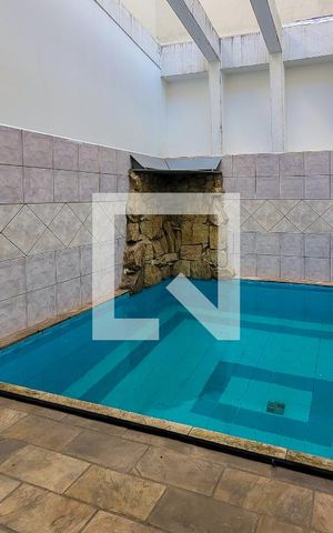 Casa à venda com 300m², 3 quartos e 5 vagas Casa à venda com 300m², 3 quartos e 5 vagasPiscina