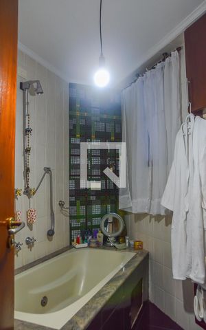Apartamento à venda com 250m², 4 quartos e 3 vagas Apartamento à venda com 250m², 4 quartos e 3 vagasBanheiro da Suíte