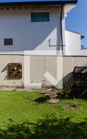 Casa de condomínio à venda com 298m², 6 quartos e sem vaga Casa de condomínio à venda com 298m², 6 quartos e sem vagaQuintal