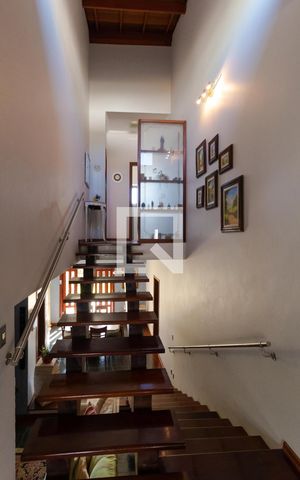 Casa de condomínio à venda com 298m², 6 quartos e sem vaga Casa de condomínio à venda com 298m², 6 quartos e sem vagaEscada