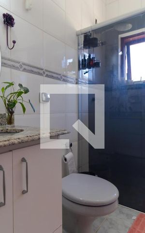 Casa de condomínio à venda com 298m², 6 quartos e sem vaga Casa de condomínio à venda com 298m², 6 quartos e sem vagaBanheiro 01