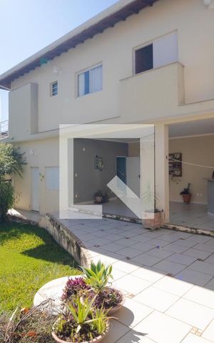 Casa de condomínio à venda com 298m², 6 quartos e sem vaga Casa de condomínio à venda com 298m², 6 quartos e sem vagaQuintal