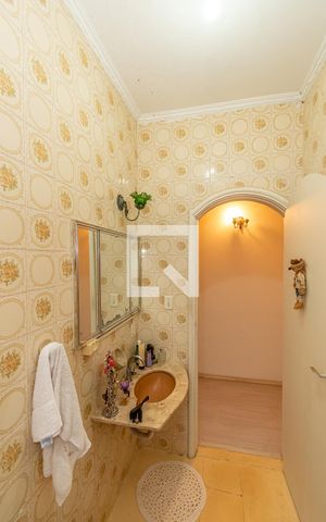 Casa à venda com 858m², 5 quartos e 4 vagas Casa à venda com 858m², 5 quartos e 4 vagasBanheiro da Suíte