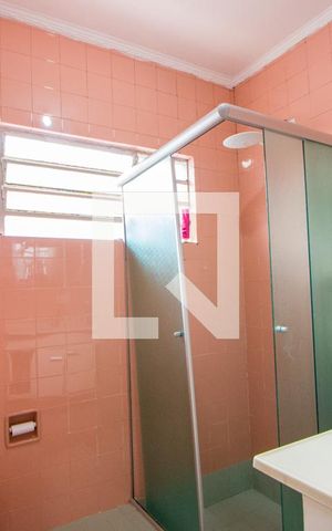Casa à venda com 271m², 3 quartos e 4 vagasBanheiro do quarto 2