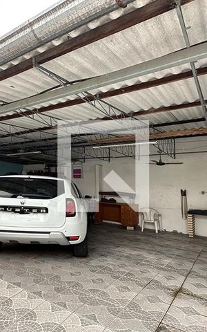 Casa à venda com 220m², 4 quartos e 5 vagasLavanderia com churrasqueira 