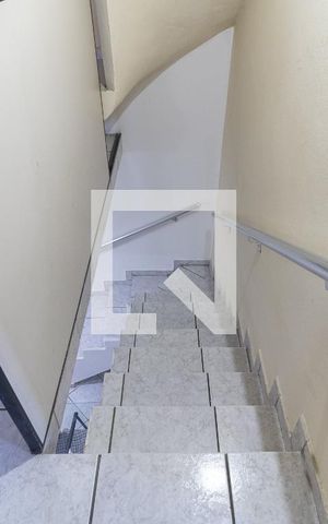 Casa à venda com 425m², 3 quartos e 2 vagas Casa à venda com 425m², 3 quartos e 2 vagasEscada