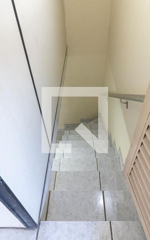 Casa à venda com 425m², 3 quartos e 2 vagas Casa à venda com 425m², 3 quartos e 2 vagasEscada