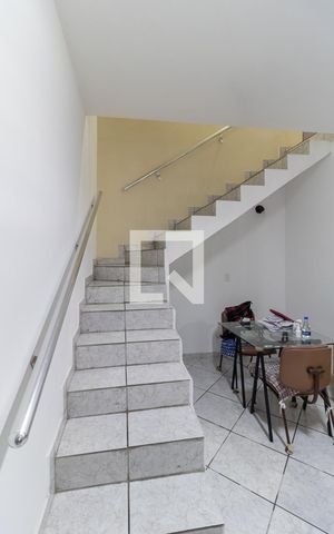 Casa à venda com 425m², 3 quartos e 2 vagas Casa à venda com 425m², 3 quartos e 2 vagasEscada