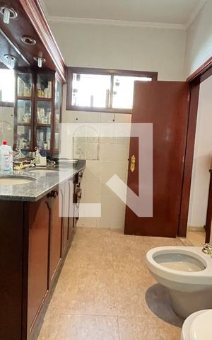 Casa para alugar com 306m², 4 quartos e 4 vagas Casa para alugar com 306m², 4 quartos e 4 vagasBanheiro da Suíte 1