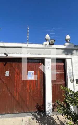 Casa para alugar com 306m², 4 quartos e 4 vagas Casa para alugar com 306m², 4 quartos e 4 vagasFachada
