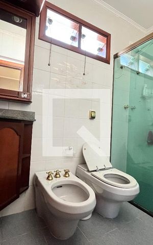 Casa para alugar com 306m², 4 quartos e 4 vagas Casa para alugar com 306m², 4 quartos e 4 vagasBanheiro da Suíte 3