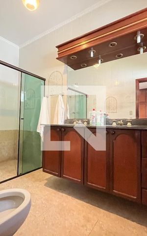 Casa para alugar com 306m², 4 quartos e 4 vagas Casa para alugar com 306m², 4 quartos e 4 vagasBanheiro da Suíte 1