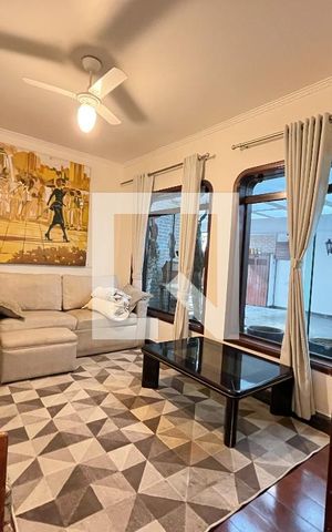 Casa para alugar com 306m², 4 quartos e 4 vagas Casa para alugar com 306m², 4 quartos e 4 vagasSala de TV