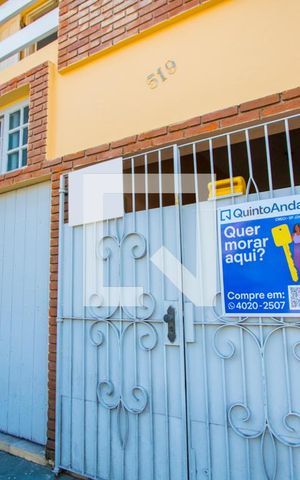 Casa à venda com 140m², 2 quartos e 2 vagas Casa à venda com 140m², 2 quartos e 2 vagasFachada