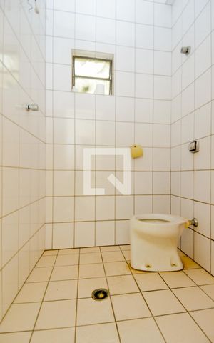 Casa à venda com 380m², 8 quartos e 6 vagasBanheiro de Serviço