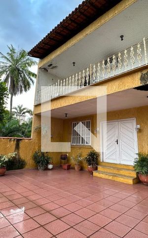 Casa à venda com 395m², 5 quartos e 2 vagas Casa à venda com 395m², 5 quartos e 2 vagasVaranda da Sala