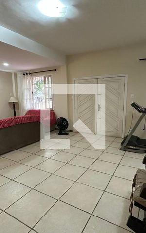 Casa à venda com 395m², 5 quartos e 2 vagas Casa à venda com 395m², 5 quartos e 2 vagasSala