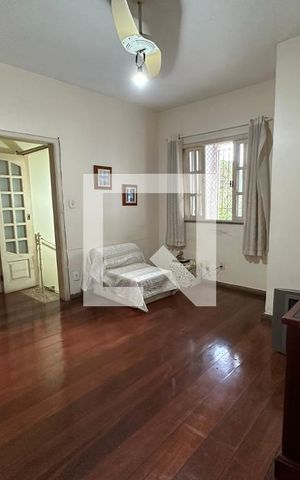 Casa à venda com 395m², 5 quartos e 2 vagas Casa à venda com 395m², 5 quartos e 2 vagasSala de TV 3 andar