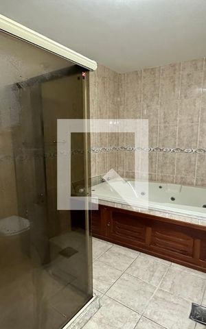 Casa à venda com 395m², 5 quartos e 2 vagas Casa à venda com 395m², 5 quartos e 2 vagasBanheiro da Suíte 1